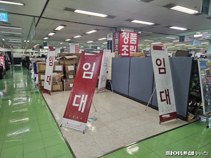 강변 테크노마트 6층 휴대폰 판매매장 사이 공실이 있다. 사진=최가영 기자