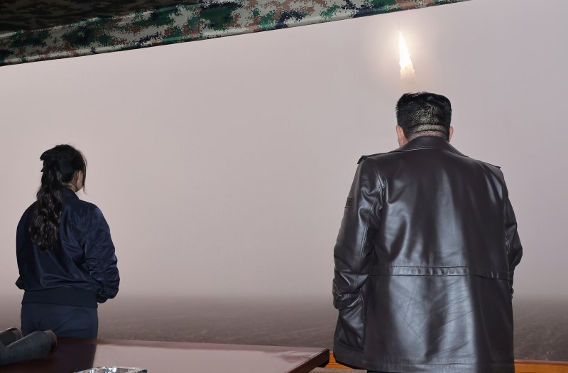 김정은 북한 국무위원장이 딸 김주애와 함께 핵탄두 탑재가 가능한 대륙간탄도미사일(ICMB) '화성-19형'의 발사 모습을 지켜보고 있다. 노동신문/뉴스1
