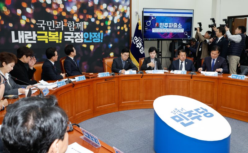 이재명 더불어민주당 대표와 박찬대 원내대표, 최고위원들이 6일 오전 서울 여의도 국회에서 최고위원회의에 앞서 민주당 홈페이지에 마련된 허위조작 정보 신고센터 '민주파출소'에 대한 전용기 의원의 설명을 듣고 있다. 2025.1.6/뉴스1 ⓒ News1 안은나 기자