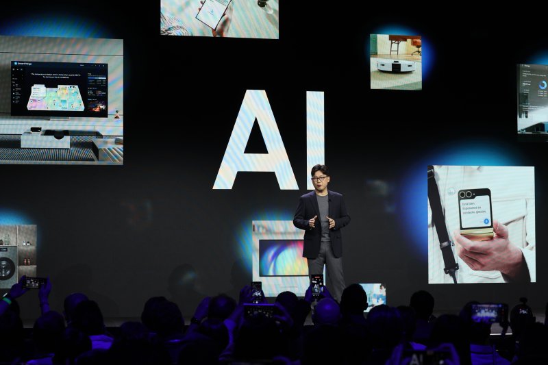 용석우 삼성전자 영상디스플레이(VD)사업부장(사장)이 5일(현지시간) 오후 미국 네바다주 라스베이거스 시저스 팰리스 호텔에서 열린 삼성전자 FIRST LOOK 2025에서 기조연설을 하고 있다. 뉴스1