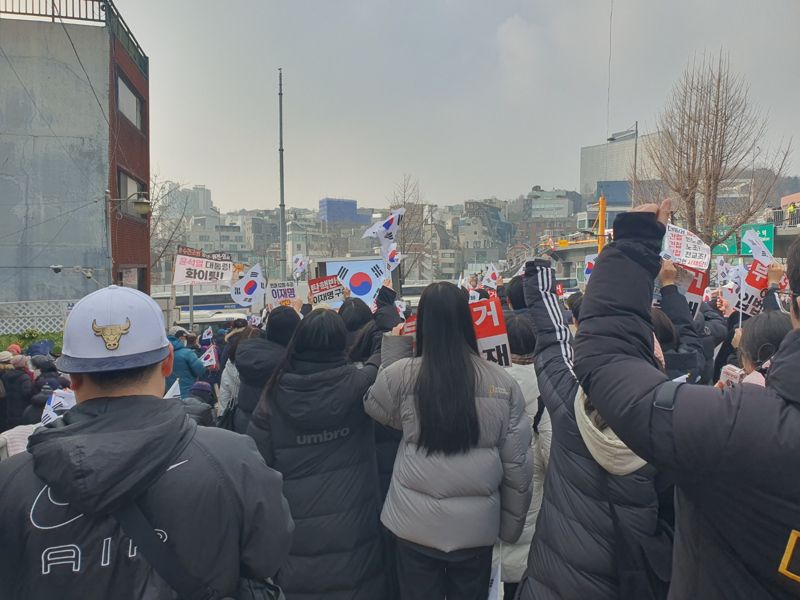 6일 서울 용산구 한남동 관저 앞에서 체포 반대집회 지지자들이 연호하고 있다. /사진=최승한 기자