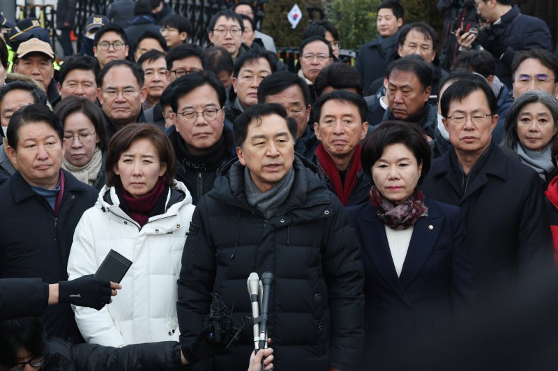 김기현 국민의힘 의원을 비롯한 여당 의원들이 지난 6일 서울 용산구 윤석열 대통령 관저 앞에서 입장을 밝히고 있다. /사진=뉴스1화상