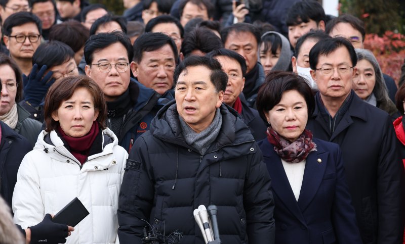 국민의힘 김기현 의원을 비롯한 의원들이 6일 오후 서울 용산구 대통령 관저 앞에서 입장발표를 하고 있다. /사진=연합뉴스