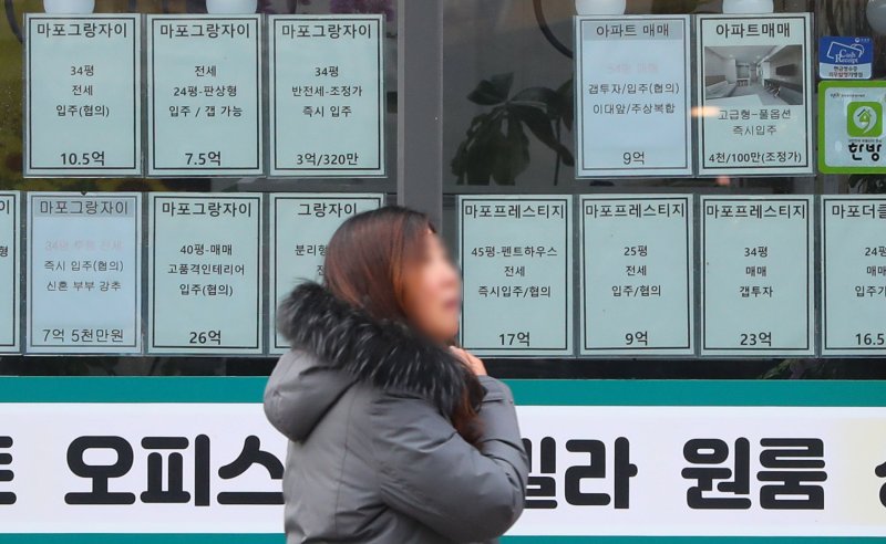 지난 6일 서울 시내의 한 부동산 앞에 오피스텔 매물 가격표가 붙어있다. 사진=뉴시스
