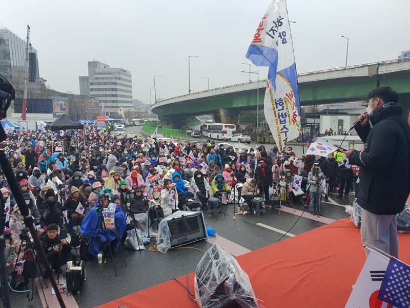 체포 반대집회 지지자가 6일 연단에서 연설을 하고 있다. /사진=최승한 기자