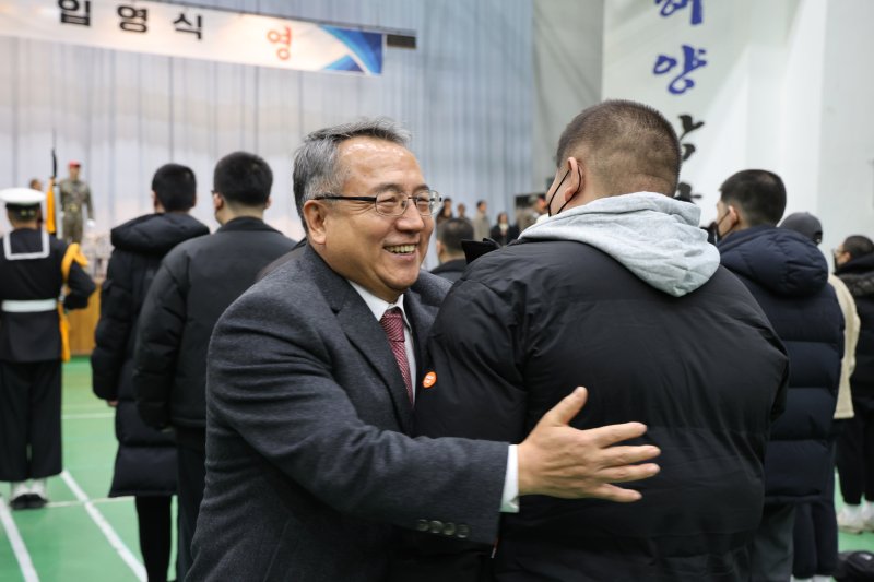 김종철 병무청장(왼쪽)이 지난달 6일 경남 진해 해군교육사령부에서 현역병으로 입영하는 장병을 격려하고 있다. (자료사진)사진=병무청 제공