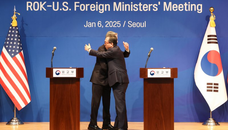 조태열 외교부 장관과 토니 블링컨 미국 국무부 장관이 6일 오전 서울 종로구 외교부 청사에서 한미 외교장관 합동 기자회견을 마친 뒤 포옹하고 있다. 2025.1.6/뉴스1 ⓒ News1 허경 기자