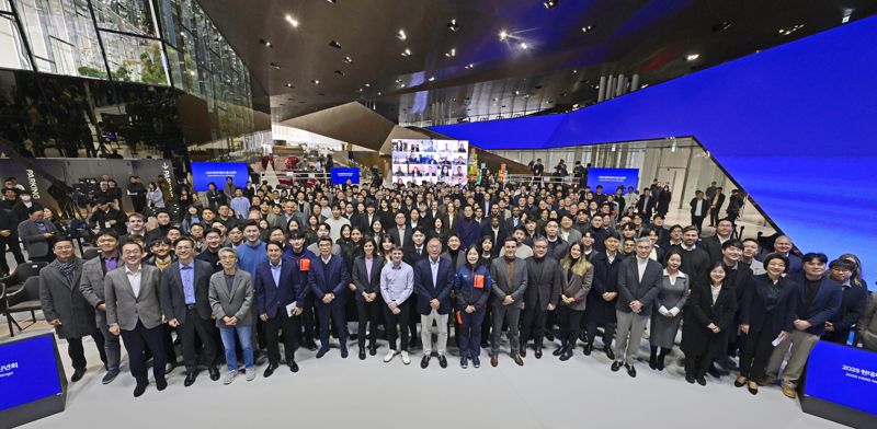 정의선 현대차그룹 회장(앞줄 왼쪽 여덟번째)이 6일 경기 현대모터스튜디오 고양에서 열린 그룹 신년회 행사에서 임직원들과 기념 사진을 찍고 있다. 현대차그룹 제공