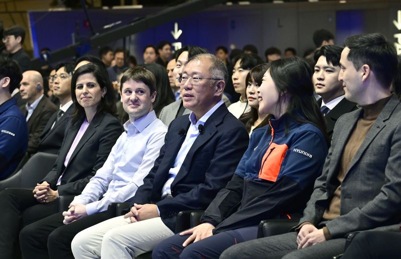 6일 경기 현대모터스튜디오 고양에서 열린 현대차그룹 신년회 행사에서 직원들과 자리를 함께 하고 있는 정의선 현대차그룹 회장(앞줄 오른쪽 세번째). 현대차그룹 제공