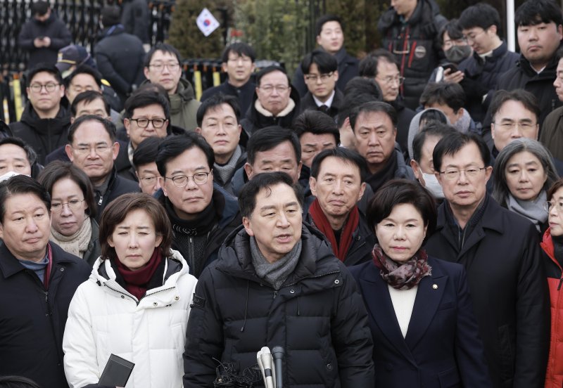 김기현 국민의힘 의원을 비롯한 소속 의원들이 6일 서울 용산구 대통령 관저 앞에 모인 취재진에게 입장을 밝히고 있다. 2024.01.06. /사진=뉴시스