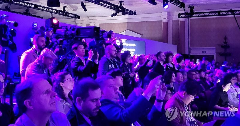 '삼성 퍼스트룩'에 쏠린 관심 (출처=연합뉴스)