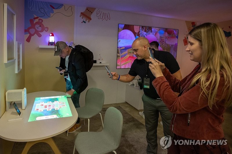 더 프리미어 5 체험하는 행사 참여자 (출처=연합뉴스)