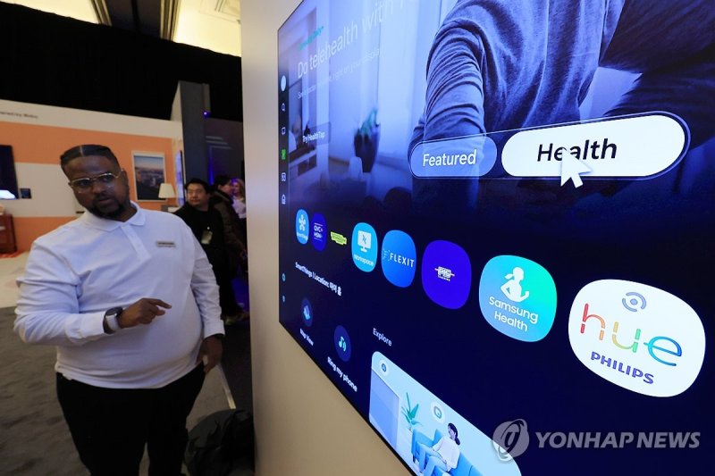 갤럭시 워치를 리모콘처럼 (출처=연합뉴스)