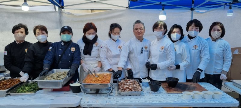 "컵라면 드신단 소식에"..'흑백요리사' 안유성, 소방·경찰관들에 곰탕 500인분 대접