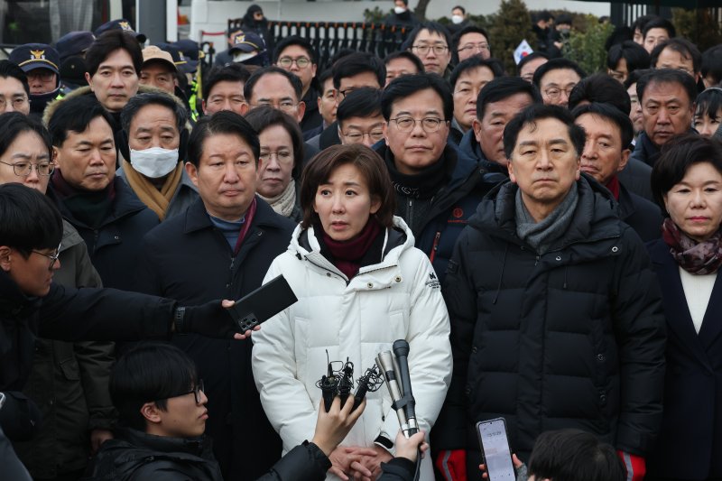 여야가 6일 고위공직자범죄수사처가 윤석열 대통령에 대한 체포영장 집행업무를 경찰에 일임한 것을 놓고 격돌했다. 여당은 "사건이첩 없이 체포만 요구한 행태가 어처구니가 없다"며 공수처 폐지론을 제기했고, 야당은 경찰에 즉각 체포영장 집행에 나설 것을 촉구했다. 국민의힘 나경원 의원 등 여당 의원 수십명이 이날 용산구 대통령 관저에서 입장을 밝히고 있다. 뉴스1