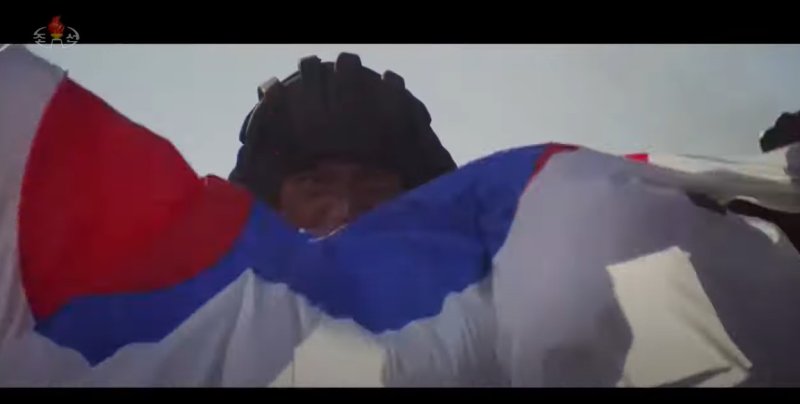 북한 예술영화 '72시간'에서 인민군이 태극기를 찢는 모습.(조선중앙TV갈무리)