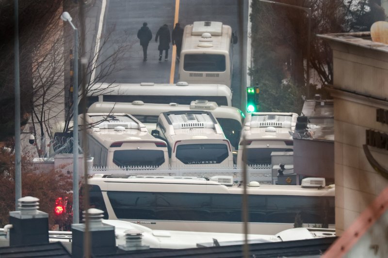 6일 오전 서울 용산구 한남동 대통령 관저 정문에 차벽이 세워져 있다. 지난 3일 윤석열 대통령에 대한 체포 영장을 집행한 공수처는 대통령 관저 경내에서 안전상 이유로 집행을 중지하고 돌아섰다. 2025.1.6/뉴스1 ⓒ News1 김도우 기자