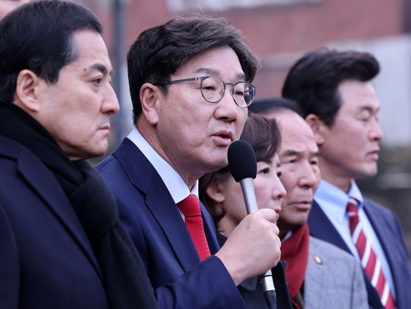 권성동 국민의힘 원내대표가 4선 이상 중진 의원, 국회 법제사법위원회 소속 의원들과 6일 서울 종로구 헌법재판소를 찾아 항의 방문을 마친 뒤 발언하고 있다. 2025.1.6/뉴스1 ⓒ News1 박지혜 기자