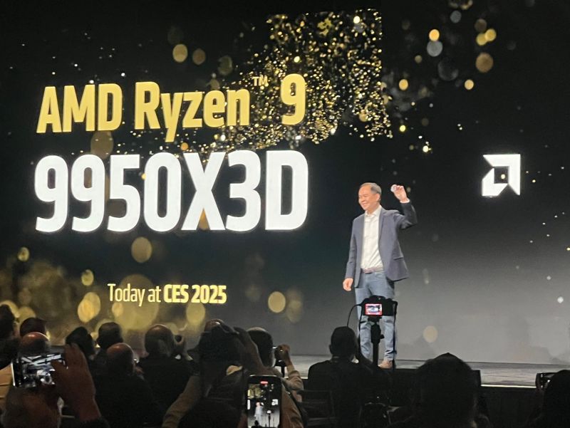 잭현 AMD 부사장이 6일(현지시간) 세계최대 정보기술(IT)·가전 전시회인 CES 2025를 앞두고 만달레이베이 컨벤션센터에서 열린 미디어데이에서 신제품 라이젠 9 9950X3D 칩을 들고 설명하고 있다. 사진=김준석 기자