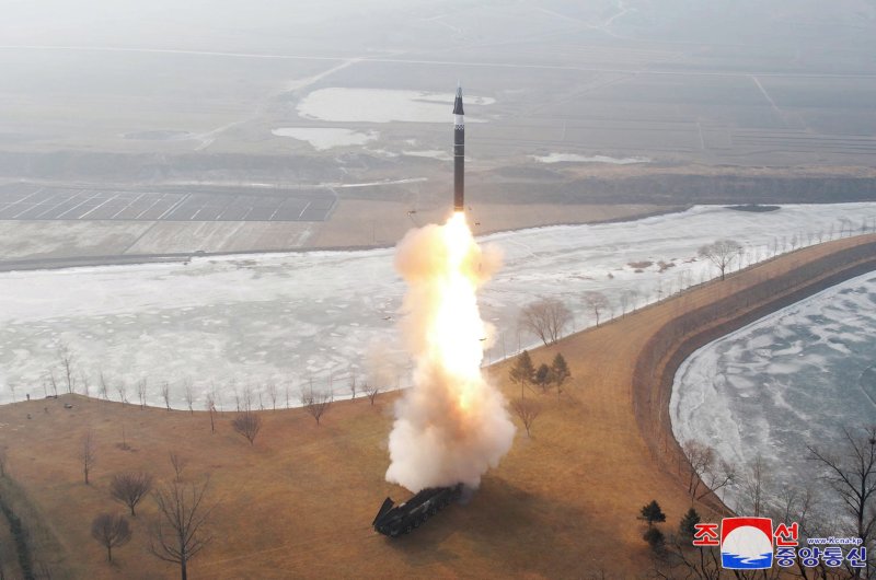 軍 "北 신형 극초음속 IRBM 도발, 실패 관측... 2차 정점고도 없다"