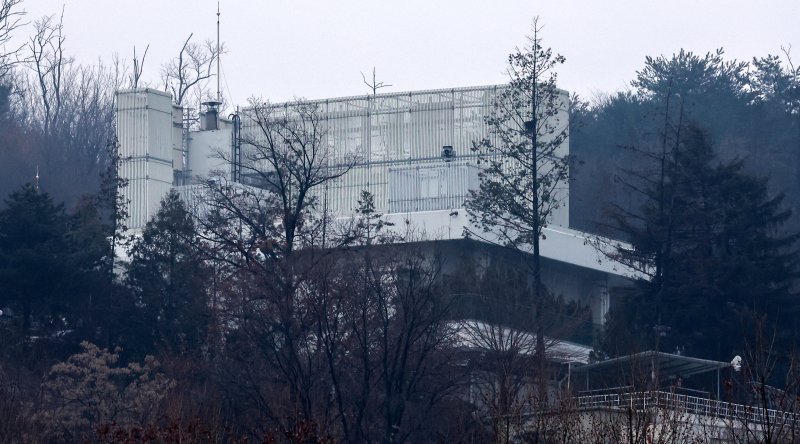 고위공직자범죄수사처(공수처)가 체포영장 유효기간 마지막 날을 앞두고 경찰에 체포영장 집행을 경찰에 일임한 6일 서울 용산구 한남동 대통령 관저가 고요한 모습을 보이고 있다. 2025.1.6/뉴스1 ⓒ News1 김성진 기자