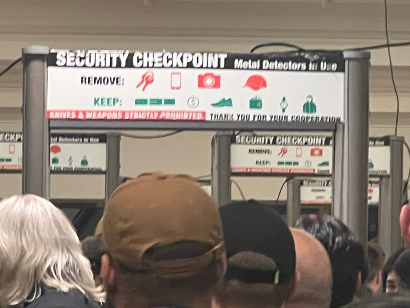 미국 라스베이거스 만델레이베이에 위치한 엔비디아 젠슨 황 최고경영자(CEO)의 기조연설장 입장을 앞두고 보안 검사 중인 인파. 사진=김준석 기자