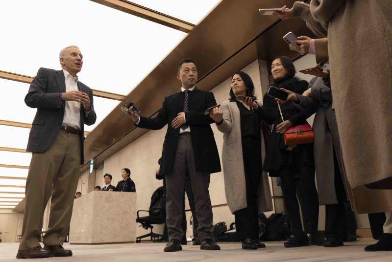 [인천공항=뉴시스] 김근수 기자 = 퇴임하는 필립 골드버그 주한 미국대사가 7일 인천 중구 인천국제공항 제2여객터미널 귀빈실에서 미국 출국에 앞서 취재진 질문에 답하고 있다. 2025.01.07. ks@newsis.com