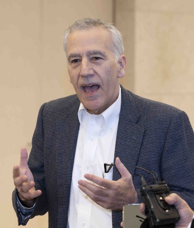 [인천공항=뉴시스] 김근수 기자 = 퇴임하는 필립 골드버그 주한 미국대사가 7일 인천 중구 인천국제공항 제2여객터미널 귀빈실에서 미국 출국에 앞서 취재진 질문에 답하고 있다. 2025.01.07. ks@newsis.com