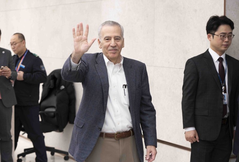 [인천공항=뉴시스] 김근수 기자 = 퇴임하는 필립 골드버그 주한 미국대사가 7일 인천 중구 인천국제공항 제2여객터미널 귀빈실에서 미국 출국에 앞서 손 흔들며 인사하고 있다. 2025.01.07. ks@newsis.com