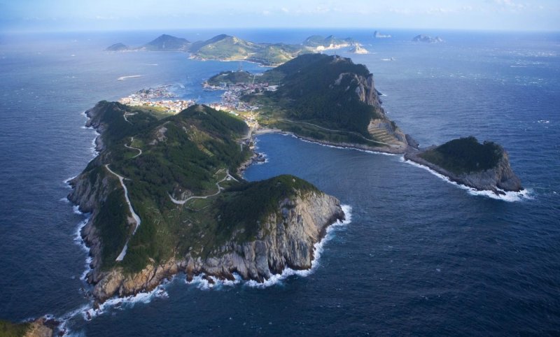 제주 추자군도 상추자도 전경. 정부는 추자도 주민의 이동과 생활물자 수송을 담당하는 제주~추자~완도 여객항로를 적자 지원 대상으로 선정하고 운항결손액의 최대 70%를 지원하기로 했다. 그러나 주민의 제주 본섬 당일 왕복을 돕는 산타모니카호는 연말 운항 종료가 예고돼 해상교통 공백 우려가 남아 있다. 사진=행정안전부