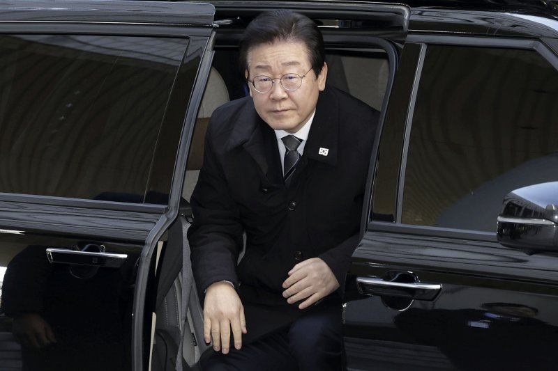 [서울=뉴시스] 최동준 기자 = 이재명 더불어민주당 대표가 7일 서울 서초구 서울중앙지방법원에서 열린 '대장동 배임 및 성남FC 뇌물 의혹' 공판에 출석하고 있다. 2025.01.07. photocdj@newsis.com