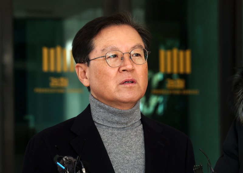 [서울=뉴시스] 홍효식 기자 = 윤석열 대통령을 변호하는 윤갑근 변호사가 지난해 12월31일 서울 서초구 서울고등검찰청 앞에서 윤 대통령 체포영장 발부에 대한 입장을 밝히고 있다. 2024.12.31. yesphoto@newsis.com