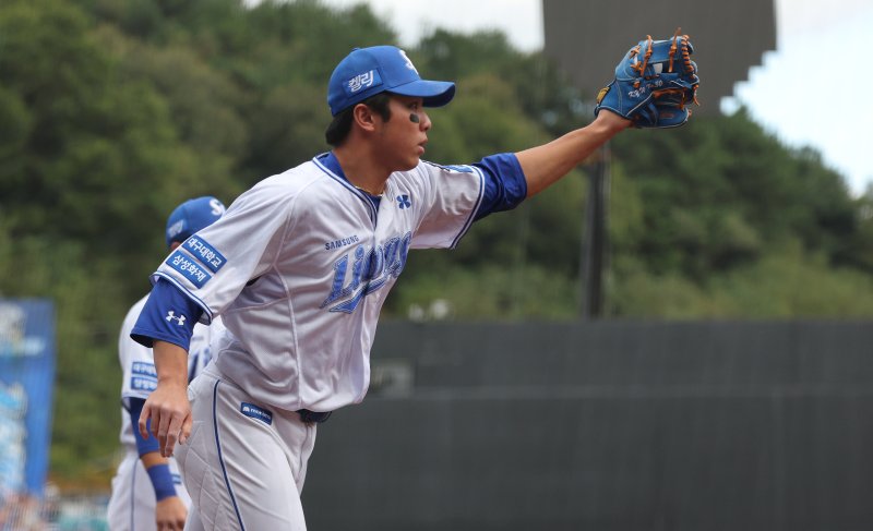 26일 오후 대구 삼성라이온즈파크에서 열린 프로야구 '2024 신한 SOL 뱅크 KBO 포스트시즌' 한국시리즈 4차전 KIA 타이거즈와 삼성 라이온즈의 경기 1회초 KIA 공격 무사 2,3루 상황에서 삼성 3루수 김영웅이 김도영의 파울 뜬공을 아웃 처리하고 있다. 2024.10.26/뉴스1 ⓒ News1 장수영 기자