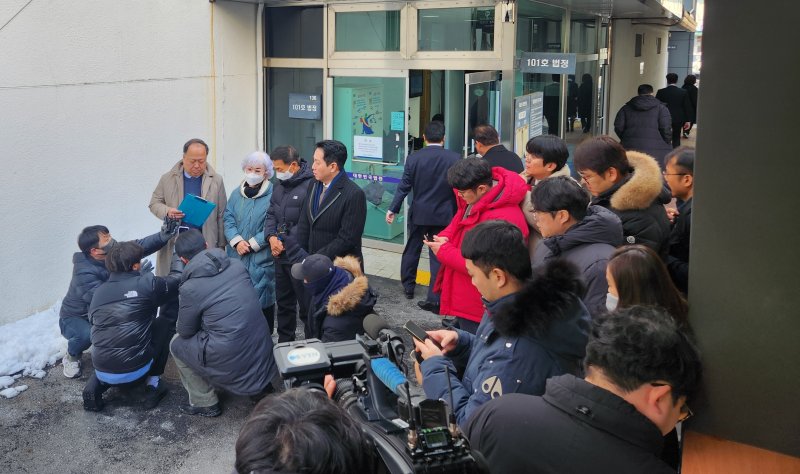 7일 춘천지법에서 '훈련병 사망사건' 피해자 측 변호인과 유가족 등이 1심 재판 결과에 대한 입장을 설명하고 있다. 2025.1.7/뉴스1