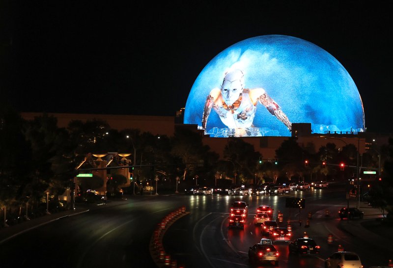 세계 최대 가전·정보기술(IT) 전시회 CES 2025 개막을 하루 앞둔 지난 6일 오후(현지시간) 미국 네바다주 라스베이거스 스피어 외벽 미디어파사드에 로봇이 세상을 바라보는 영상이 상영되고 있다. 연합뉴스