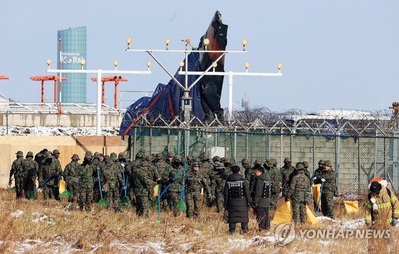 수색하는 특전사 장병 (출처=연합뉴스)