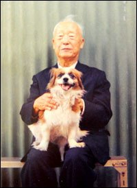 하와이에서 촬영된 이승만 전 대통령과 애견 해피 이승만기념사업회 제공