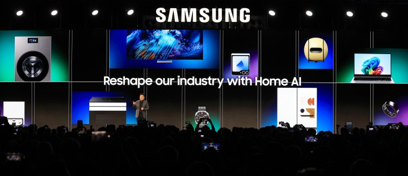 한종희 삼성전자 대표이사 부회장이 6일(현지시간) 진행된 미국 라스베이거스 만달레이베이 컨벤션센터에서 진행된 'CES 2025 삼성 프레스 콘퍼런스' 행사에서 '모두를 위한 AI: 경험과 혁신의 확장'을 주제로 기조연설을 하고 있다. 연합뉴스