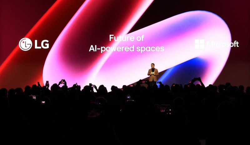 조주완 LG전자 최고경영자(CEO)가 6일(현지시간) 미국 라스베이거스 만달레이베이 컨벤션센터에서 진행된 'LG 월드 프리미어'에서 '기술을 넘어, 사람과 더 가까이'를 주제로 기조연설을 하고 있다. 연합뉴스