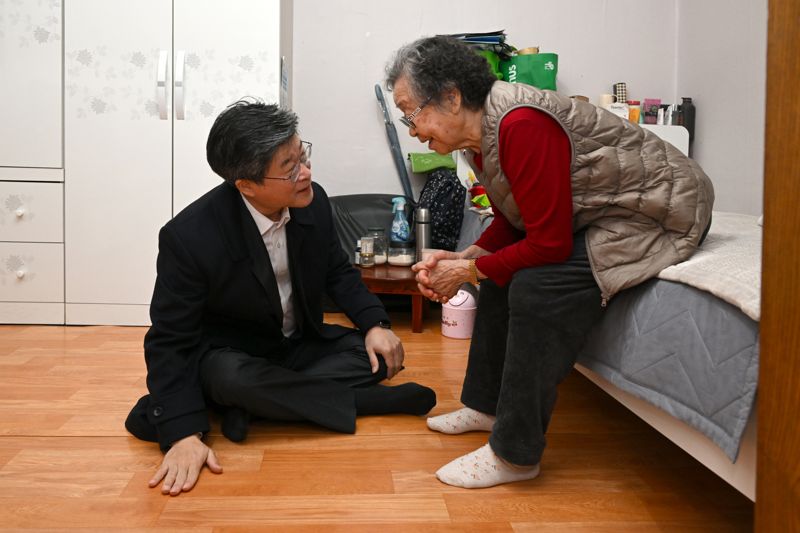 김길성 중구청장은 지난 7일 다산동 일대 고령의 홀몸 어르신들을 찾아 쌀과 이불, 전기장판 등 후원 물품 전달 사항을 파악했다. 중구 제공