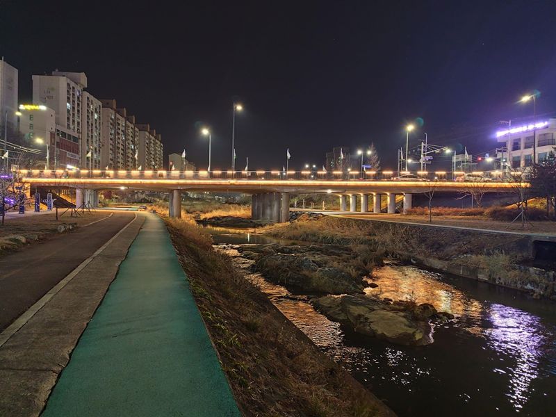 "원주 흥양천 야간 경관 달라졌다"...교량난간·LED 조명 설치