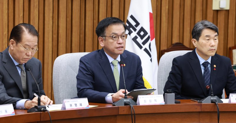 [서울=뉴시스] 최진석 기자 = 최상목 대통령 권한대행 부총리 겸 기획재정부 장관이 8일 서울 여의도 국회에서 열린 고위당정협의회에서 발언하고 있다. 왼쪽부터 국민의힘 권영세 비상대책위원장, 최 대통령 권한대행, 이주호 사회부총리 겸 교육부 장관. (대통령실통신사진기자단) 2025.01.08. myjs@newsis.com