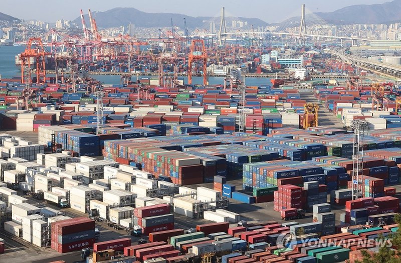 컨테이너 쌓인 부산항 (출처=연합뉴스)