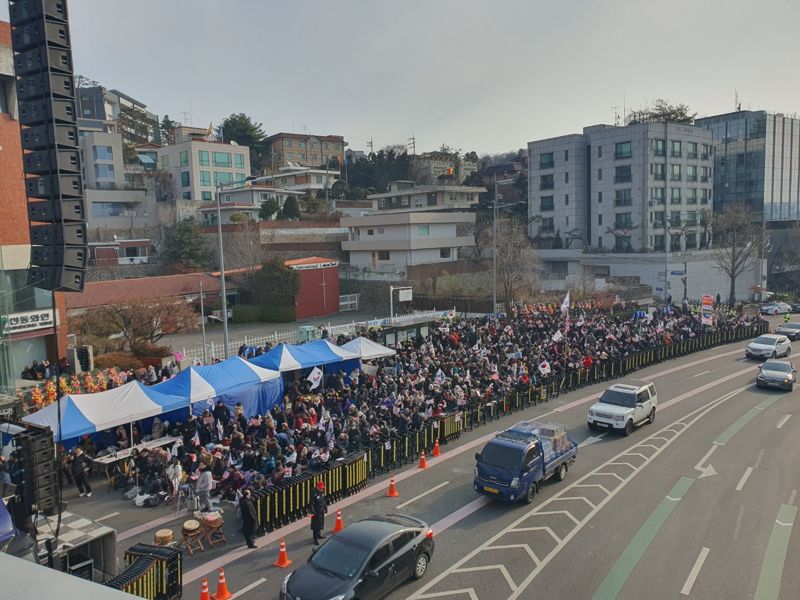 8일 오전 보수 단체가 국제루터교회 앞에서 '대통령 불법 체포 반대'집회를 벌이고 있다. /사진=최승한 기자