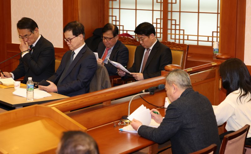 윤석열 대통령측 변호인단인 배보윤(왼쪽부터), 배진한, 최거훈, 도태우, 서성건, 김계리 변호사가 3일 오후 서울 종로구 헌법재판소에서 열린 윤석열 대통령 탄핵심판 2차 변론준비기일에 출석해 있다. (공동취재) 2025.1.3/뉴스1 ⓒ News1 임세영 기자