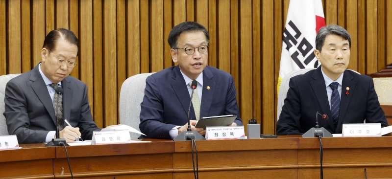 최상목 대통령 권한대행 경제부총리 겸 기획재정부 장관이 8일 서울 여의도 국회에서 열린 비상 경제 안정을 위한 고위 당정협의회에서 발언하고 있다. 2025.1.8/뉴스1 ⓒ News1 국회사진취재단