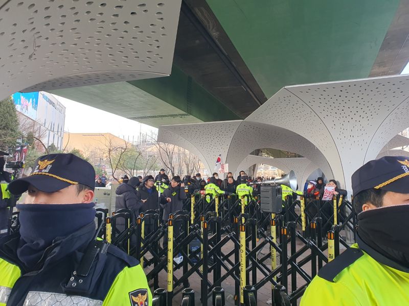 8일 오후께 블루스퀘어의 광장에서 한 유튜버가 폴리스 라인에 둘러쌓인 채 보수 집회 방향으로 확성기를 틀어 놓고 있다. /사진=최승한 기자