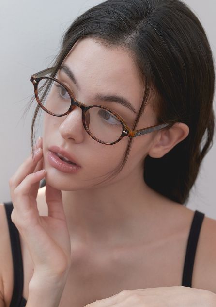 걸그룹 에스파의 카리나가 착용해 주목받았던 원브릴리언트 '레오파드 뿔테 안경'. 29CM 제공