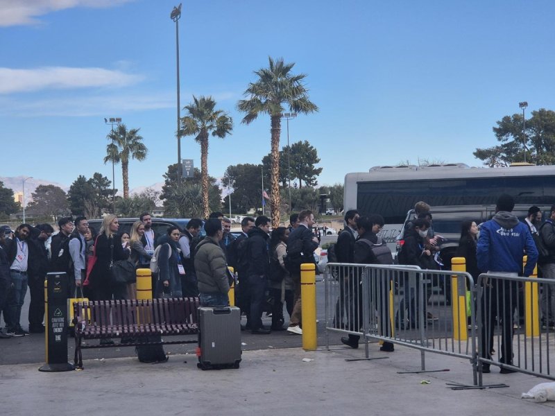 CES 개막에 앞서 줄선 참관객들 (출처=연합뉴스)