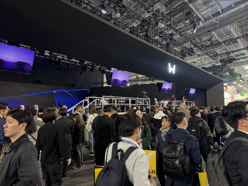 혼다 'CES 2025' 부스에 모인 관람객들 (출처=연합뉴스)